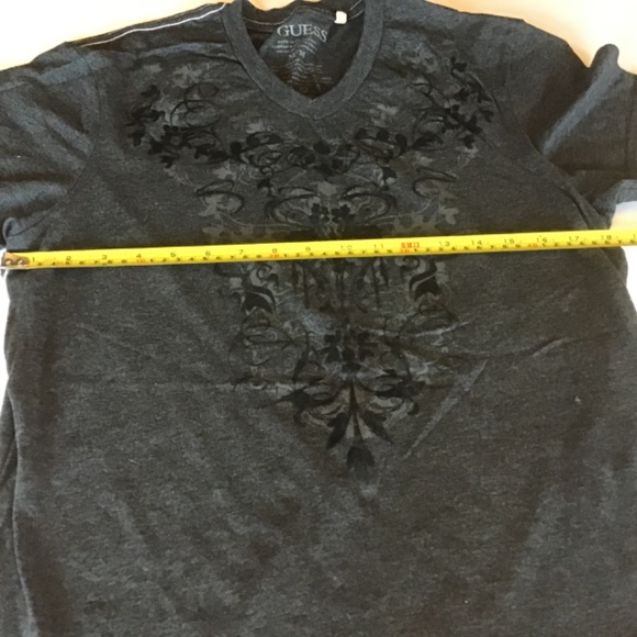 Guess men T-shirt gray & black print with V neck size M, short sleeve - Picture 7 of 8